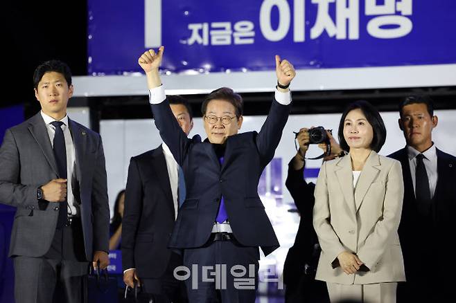 [이데일리 노진환 기자] 제21대 대통령 당선이 확실시되는 이재명 더불어민주당 대선 후보가 4일 서울 여의도 국회 앞에 마련된 국민개표방송시청 현장에서  지지자들에게 감사 인사를 하고있다.