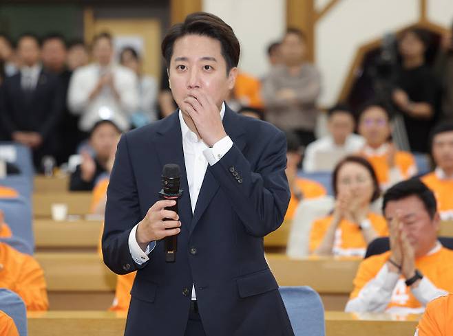 이준석 개혁신당 대선 후보가 3일 방송 3사 출구조사 발표를 확인한 뒤 서울 국회 여의도 의원회관에 마련된 당 개표상황실에 도착해 소감을 밝히고 있다 (사진=연합뉴스)