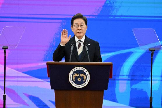 이재명대통령이 4일 오전 국회 로텐더홀에서 열린 제21대 대한민국 대통령 취임 선서를 하고 있다.(사진=국회사진기자단)