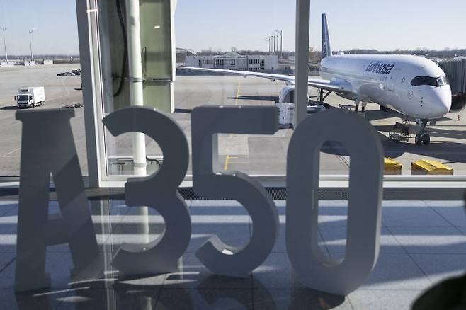 독일 남부 뮌헨 공항에서 에어버스 A350 항공기 간판이 보인다.(사진=AFP)