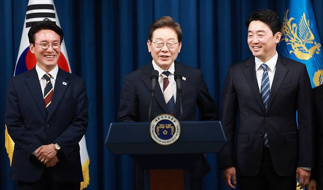 이재명 대통령이 4일 서울 용산 대통령실 청사에서 국무총리 후보자로 김민석 의원(왼쪽), 대통령비서실장으로 강훈식 의원 등 첫 인선을 발표하고 있다.(사진=연합뉴스 제공)