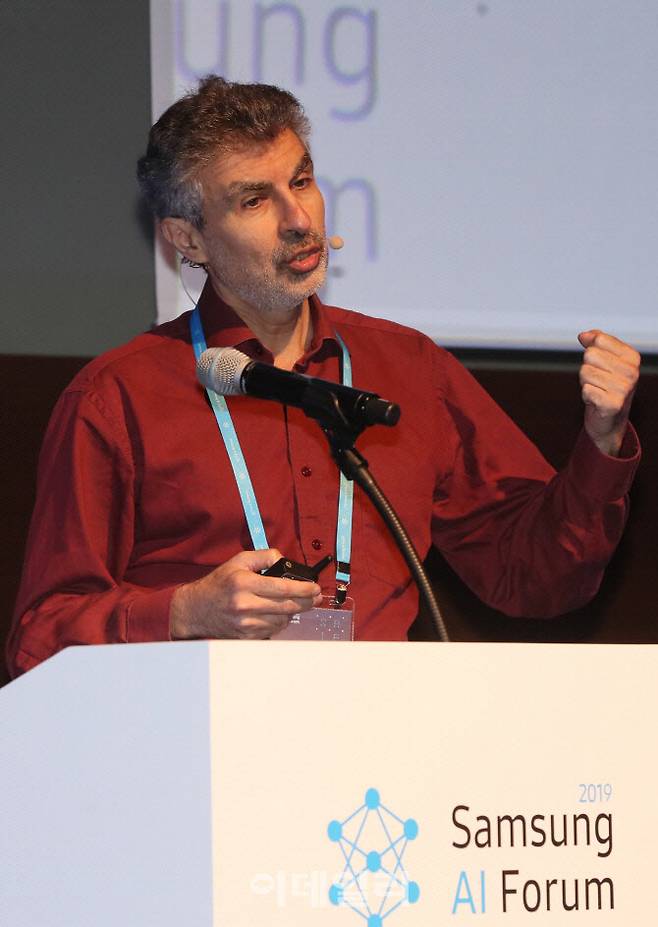 요슈아 벤지오 몬트리올대 교수가 2019년 11월 4일 오전 서울 서초구 삼성전자 서초사옥에서 열린 ‘삼성 AI 포럼 2019’에서 ‘딥러닝을 통한 세계의 구조적 이해’란 주제로 강연을 하고 있다.