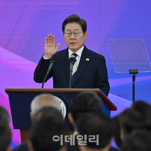 이재명 신임 대통령이 4일 서울 여의도 국회 로텐더홀에서 열린 약식 취임식에서 선서를 하고 있다.(사진=국회사진기자단)