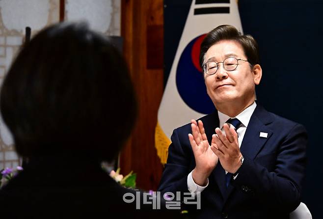 [국회사진기자단] 이재명 대통령이 4일 오후 서울 여의도 국회 사랑재에서 열린 제21대 대통령 취임 기념 오찬에 참석해 박수를 치고 있다.