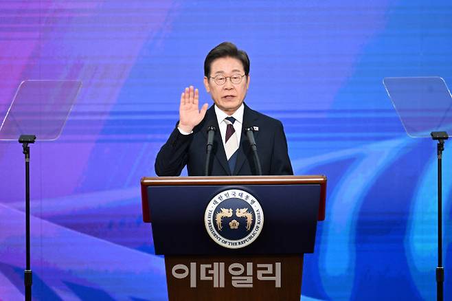 이재명 대통령이 4일 오전 서울 여의도 국회 로텐더 홀에서 열린 취임식에서 취임선서를 하고 있다. (사진=연합뉴스)
