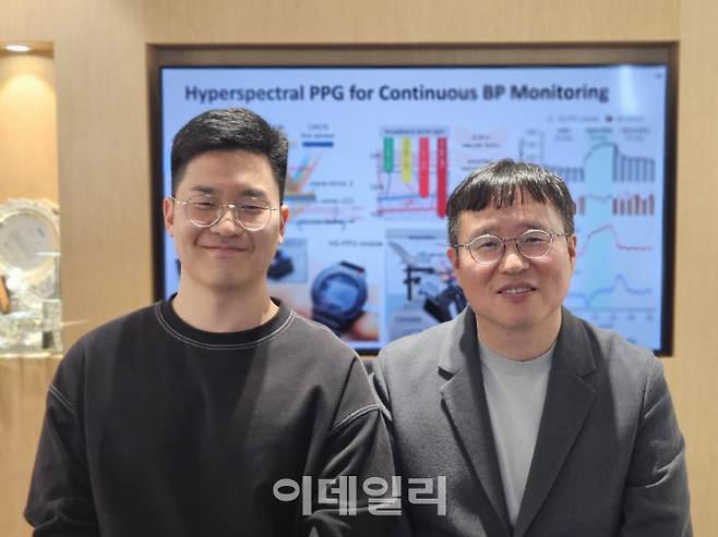 정기훈(오른쪽) 한국과학기술원(카이스트) 바이오·뇌공학과 교수와 박정우 박사 후 연구원.(사진=카이스트)