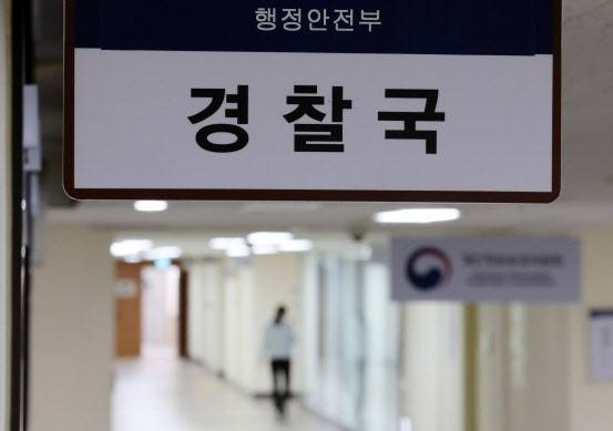 이재명 제21대 대통령이 취임한 4일 오전 서울 종로구 정부서울청사 내 행정안전부 경찰국 사무실 앞을 한 공무원이 지나가고 있다. 이 대통령은 경찰의 정치적 중립성 확보와 민주적 통제를 위해 윤석열 정부에서 각종 논란 끝에 출범한 경찰국 폐지를 공약했다. (사진=뉴시스)