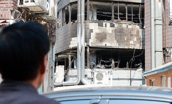 3일 오전 한 시민이 화재가 발생한 서울 중구 신당동의 한 봉제공장을 바라보고 있다. (사진=뉴스1)