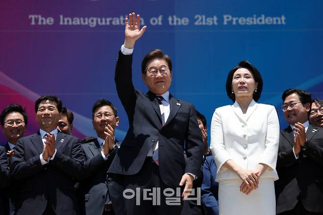 이재명 대통령 내외가 4일 오전 서울 여의도 국회 로텐더홀에서 취임 선서를 마치고 나와 잔디광장에 모인 시민들을 향해 인사하고 있다. (사진=국회사진기자단)