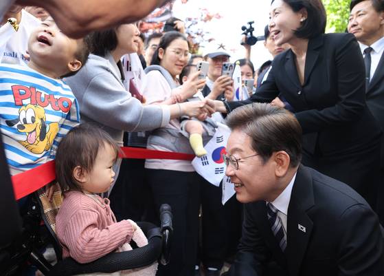 이재명 대통령과 김혜경 여사가 4일 인천 계양구 사저를 출발하며 어린이, 주민들과 인사하고 있다. 〈사진=연합뉴스〉
