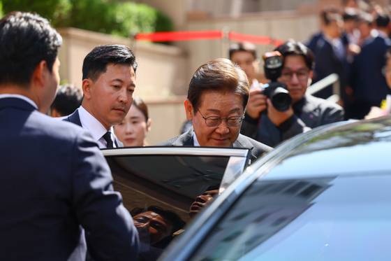 이재명 대통령이 4일 인천 계양구 사저를 출발하며 차에 탑승하고 있다. 〈사진=연합뉴스〉