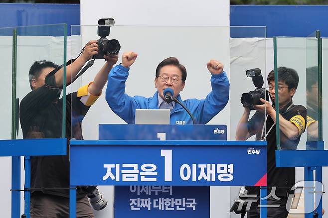 이재명 대통령이 후보 시절이던  2일 오후 경기도 성남시 분당구 야탑역 광장에서 시민들에게 지지를 호소하고 있다. (공동취재) 2025.6.2/뉴스1 ⓒ News1 이재명 기자