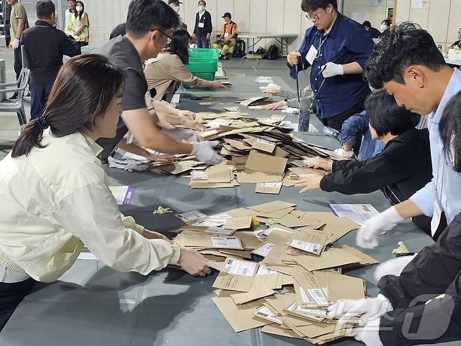 진주종합실내체육관에 마련된 제21대 대통령선거 개표장에서 3일 오후 9시 10분부터 개표가 시작됐다. 2025.6.3 2025.6.3/뉴스1 ⓒ News1 한송학 기자