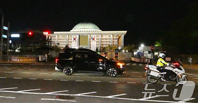 이재명 더불어민주당 대통령 후보를 태운 차량이 4일 새벽 당선이 확실시된 가운데 서울 여의도 국회 앞을 지나 중앙당사로 향하고 있다. (공동취재) 2025.6.4/뉴스1 ⓒ News1 안은나 기자