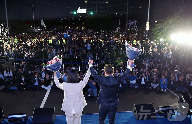 당선이 확실시 되는 이재명 더불어민주당 대통령 후보와 부인 김혜경 여사가 4일 오전 서울 여의도 국회 앞에서 열린 국민 개표방송 행사에서 시민들을 향해 인사하고 있다. (공동취재) 2025.6.4/뉴스1 ⓒ News1 안은나 기자