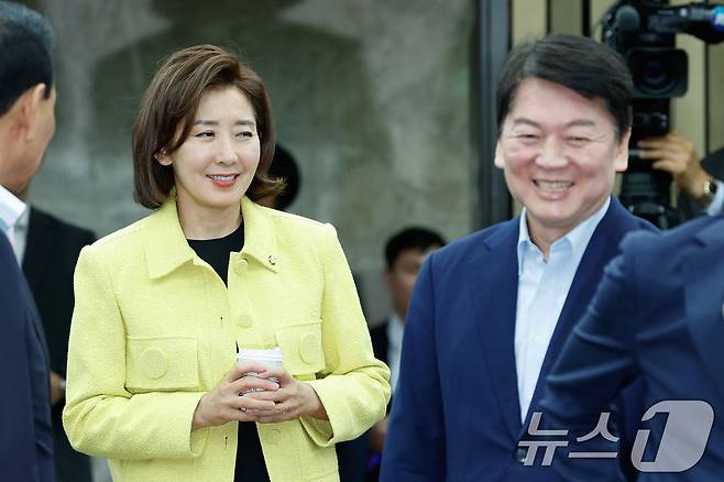 나경원(왼쪽), 안철수(오른쪽) 국민의힘 의원이 3일 오후 서울 여의도 국회에서 열린 22대 국회 첫 의원총회에 참석하고 있다. 2024.6.3/뉴스1 ⓒ News1 안은나 기자