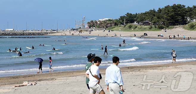 제21대 대통령 선거일인 3일 오후 제주시 이호테우해수욕장에서 나들이객들이 휴일을 즐기고 있다. 2025.6.3/뉴스1 ⓒ News1 오미란 기자