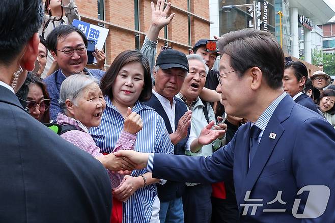 이재명 더불어민주당 대통령 당선인이 지난 2일 오후 경기 성남시 주민교회에서 기자회견을 마친 뒤 성남시의료원 앞에 대기하고 있던 시민들과 인사를 나누고 있다. 2025.6.2/뉴스1 ⓒ News1 안은나 기자
