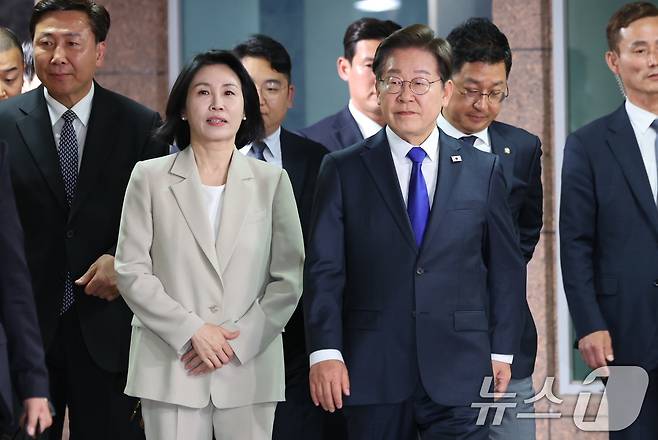 이재명 더불어민주당 대통령 후보가 3일 밤 당선이 확실시된 가운데 인천 계양구 자택을 나서고 있다. 2025.6.3/뉴스1 ⓒ News1 이동해 기자