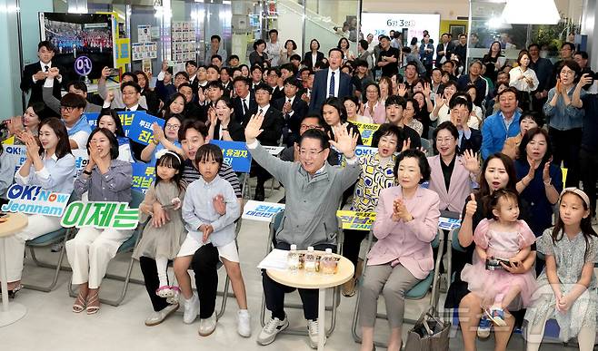 지역민들이 3일 오후 전남도청 윤선도홀 북카페에서 ‘제21대 대통령선거’ 6·3 대선 개표방송 지상파 출구조사 결과를 지켜보고 있다.(광주전남사진기자단 제공. 재판매 및 DB금지) 2025.6.3/뉴스1 ⓒ News1 전원 기자