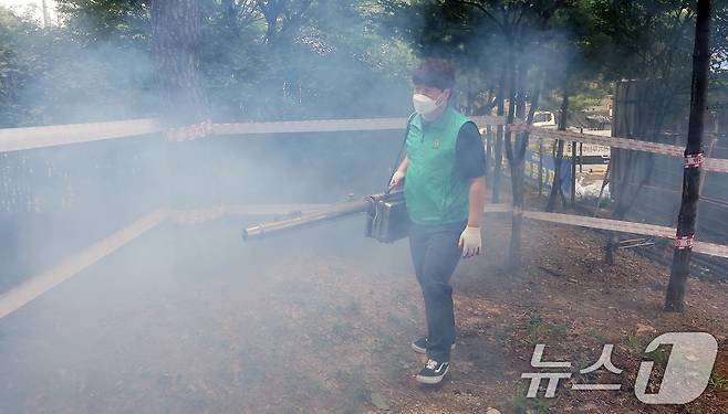 2일 오전 서울 성북구 길음7단지 앞 성북 어린이 물놀이장에서 새마을지도자 방역 봉사대원이 여름철 모기 매개 감염병 대비 민관 합동방역을 하고 있다. 2022.8.2/뉴스1 ⓒ News1 김진환 기자