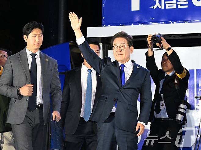 이재명 21대 대통령이  당선이 확실시된 4일 서울 여의도 국회 앞에 마련된 민주당 국민개표방송시청 현장을 찾아 지지자들에게 인사하고 있다. (공동취재) 2025.6.4/뉴스1 ⓒ News1 안은나 기자