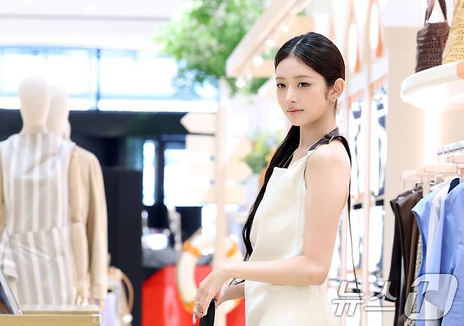 아이브 레이가 4일 서울 서초구 신세계백화점 강남점에서 열린 패션 브랜드 토즈(Tod's)의 이탈리안 썸머(ITALIAN SUMMER) 팝업 신세계 강남점 더 스테이지 오픈 행사에 참석하고 있다. ⓒ News1 권현진 기자