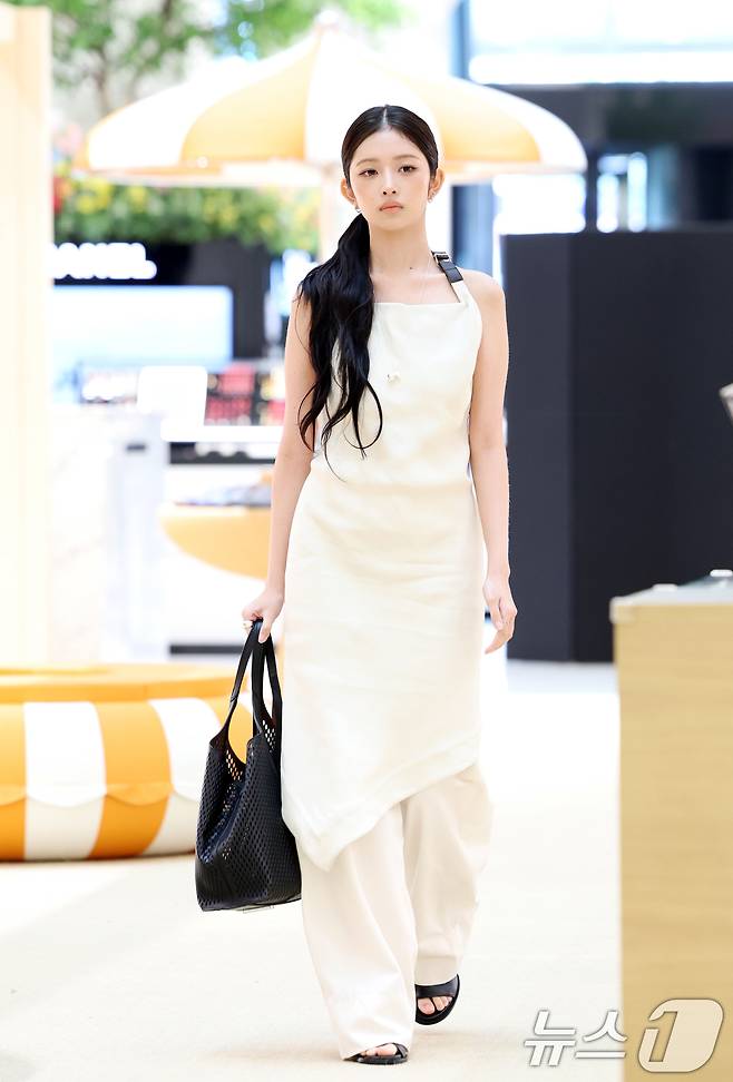 아이브 레이가 4일 서울 서초구 신세계백화점 강남점에서 열린 패션 브랜드 토즈(Tod's)의 이탈리안 썸머(ITALIAN SUMMER) 팝업 신세계 강남점 더 스테이지 오픈 행사에 참석하고 있다. ⓒ News1 권현진 기자