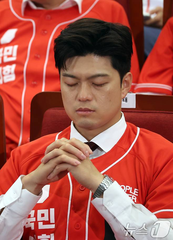 김용태 국민의힘 비상대책위원장이 3일 오후 서울 여의도 국회 도서관에 마련된 제21대 대통령선거개표상황실에서 출구조사를 지켜본 후 눈을 감고 있다. (공동취재) 2025.6.3/뉴스1 ⓒ News1 이광호 기자