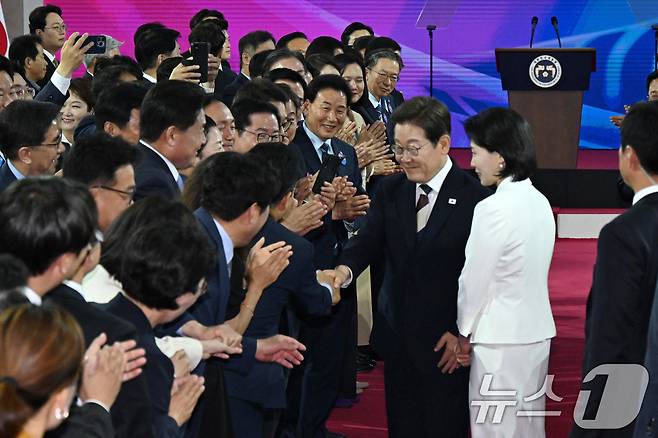 이재명 대통령이 4일 오전 제21대 대통령 취임 선서를 위해 김혜경 여사와 서울 여의도 국회 로텐더홀에 입장하며 참석자들과 인사를 나누고 있다. 2025.6.4/뉴스1 ⓒ News1 국회사진기자단