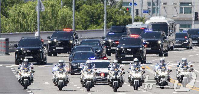 이재명 대통령이 4일 오전 서울 여의도 국회에서 제21대 대통령 취임 선서를 하기 위해 차량을 타고 이동하고 있다. 2025.6.4/뉴스1 ⓒ News1 이재명 기자