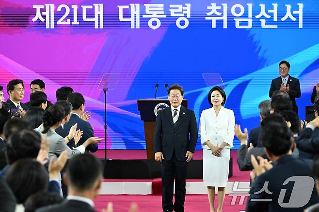 이재명 대통령이 4일 오전 제21대 대통령 취임 선서를 위해 김혜경 여사와 서울 여의도 국회에 도착, 박수를 받고 있다. 2025.6.4/뉴스1 ⓒ News1 국회사진기자단