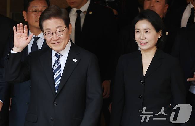 이재명 대통령과 김혜경 여사가 4일 오전 인천시 계양구 자택에서 나오며 환송나온 시민들과 인사를 하고 있다. 2025.6.4/뉴스1 ⓒ News1 김명섭 기자