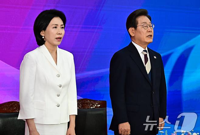 이재명 대통령과 김혜경 여사가 4일 오전 서울 여의도 국회에서 제21대 대통령 취임 선서에 앞서 애국가를 제창하고 있다. 2025.6.4/뉴스1 ⓒ News1 국회사진기자단