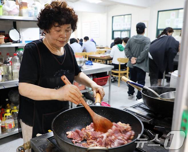 4일 낮 광주 서구 양여사 가정식백반 사장 양정자 씨(68·여)가 음식을 조리하고 있다. 2025.6.4/뉴스1 ⓒ News1 이수민 기자