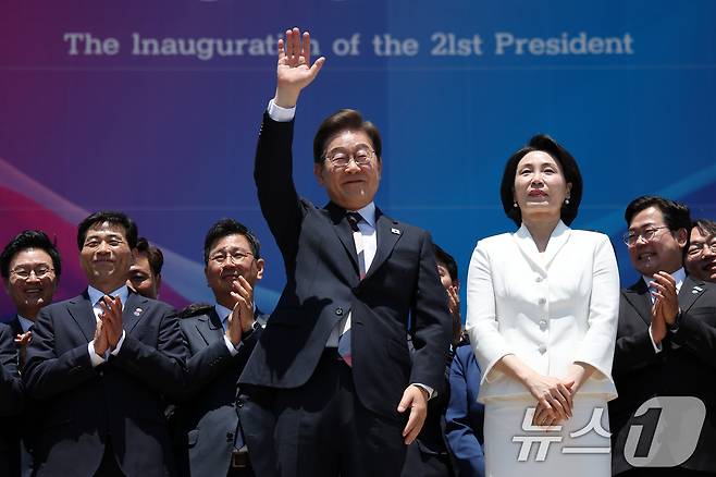 이재명 대통령과 김혜경 여사가 4일 오전 서울 여의도 국회 로텐더홀에서 취임 선서를 마치고 나와 잔디광장에 모인 시민들을 향해 인사하고 있다. 2025.6.4/뉴스1 ⓒ News1 국회사진기자단