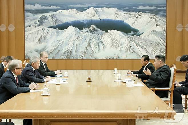 (평양 노동신문=뉴스1) = 지난 3월 방북한 세르게이 쇼이구 러시아 국가안보회의 서기와 김정은 북한 노동당 총비서. [국내에서만 사용가능. 재배포 금지. DB 금지. For Use Only in the Republic of Korea. Redistribution Prohibited] rodongphoto@news1.kr