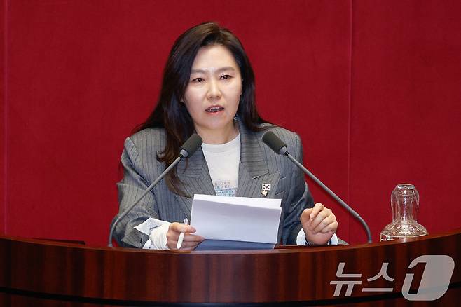 강유정 더불어민주당 의원이 2일 오후 서울 여의도 국회에서 열린 제423회국회(임시회) 제3차 본회의에서 헌법재판소 재판관 마은혁 임명 촉구 결의안 찬성 토론을 하고 있다. 2025.4.2/뉴스1 ⓒ News1 안은나 기자