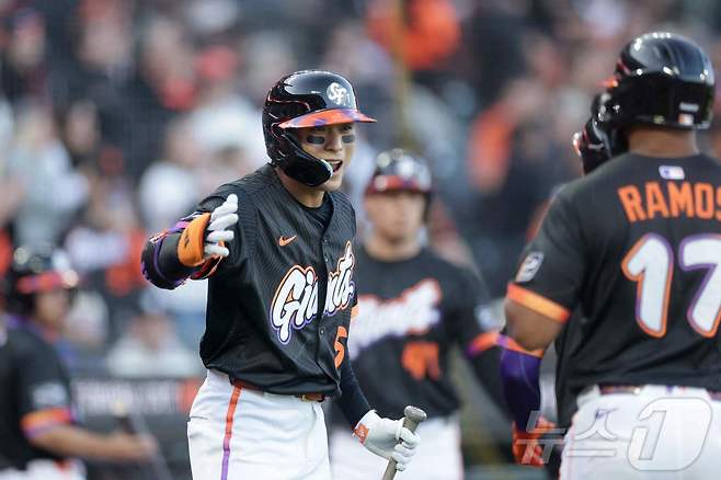 MLB 샌프란시스코 이정후가 4일(한국시간) 샌디에이고와 경기에서 동료들과 기쁨을 나누고 있다. ⓒ AFP=뉴스1