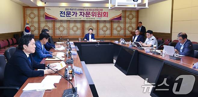 이강덕 경북 포항시장이 4일 시청 중회의실에서 열린 포항촉발지진 손해배상 항소심 판결대응 전문가위원회에서 변호인단과 학자들로부터 대법원 상고 준비 과정 등에 대해 점검하고 있다. 2025.6.4/뉴스1 ⓒ News1 최창호 기자