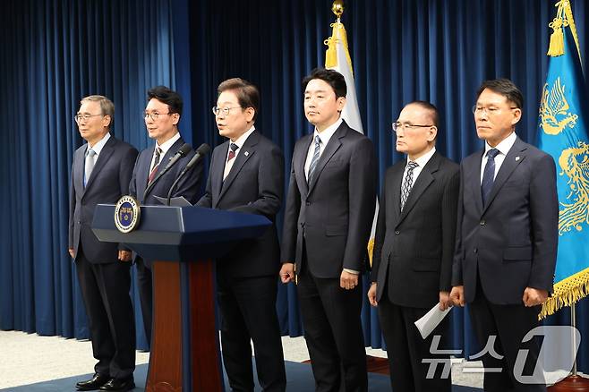 이재명 대통령이 4일 서울 용산구 대통령실 청사 브리핑룸에서 국무총리와 국정원장, 대통령 비서실장 등 인선발표를 하고 있다. 국무총리 후보자로는 김민석 국회의원, 국정원장 후보자로는 이종석 전 통일부장관이 지명됐다. 대통령 비서실장으로는 강훈식 국회의원, 안보실장에는 위성락 국회의원이 임명됐고, 경호처장은 황인권 전 육군 대장, 대변인은 강유정 국회의원이 임명됐다. 2025.6.4/뉴스1 ⓒ News1 허경 기자