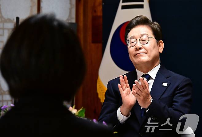 이재명 대통령이 4일 오후 서울 여의도 국회 사랑재에서 열린 제21대 대통령 취임 기념 오찬에 참석해 손뼉치고 있다. 2025.6.4/뉴스1 ⓒ News1 국회사진기자단