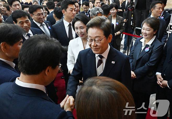 이재명 대통령이 4일 서울 여의도 국회에서 제21대 대통령 취임선서를 마친 뒤 더불어민주당 의원들과 악수하고 있다. 2025.6.4/뉴스1 ⓒ News1 국회사진기자단