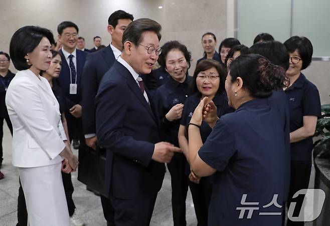 이재명 대통령이 4일 서울 여의도 국회 본청 로텐더홀에서 제21대 대통령 취임 선서를 마친 뒤 청소근로자들과 대화를 하고 있다. 2025.6.4/뉴스1 ⓒ News1 국회사진기자단