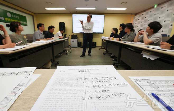 임성호 종로학원 대표와 강사들이 4일 오전 서울 양천구 종로학원 분석상황실에서 6월 평가원 모의고사 문제분석 회의를 하고 있다. (공동취재) 2025.6.4/뉴스1 ⓒ News1 이승배 기자