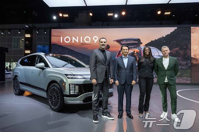 현대자동차는 21일(현지시간) 미국 로스앤젤레스(LA) 컨벤션 센터에서 개막한 '2024 LA 오토쇼'에 참가했다고 22일 밝혔다. 현대차 미국판매법인 랜디 파커 CEO(왼쪽부터), 현대차 글로벌 최고운영책임자 호세 무뇨스사장, 현대차 북미권역 제품기획 및 모빌리티전략 담당 올라비시 보일 전무, 현대디자인센터장 사이먼 로스비 전무가 아이오닉9 앞에서 기념 촬영을 하고 있다. (현대자동차 제공) 2024.11.22/뉴스1