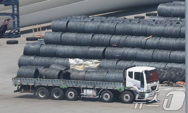 트럼프 대통령은 3일(현지시간) 철강 및 알루미늄에 대한 관세를 25%에서 50%로 상향하는 포고문에 서명했다. 사진은 4일 경기 평택시 포승읍 평택항 수출 야적장에 철강 제품이 쌓여있는 모습. 2025.6.4/뉴스1 ⓒ News1 김영운 기자