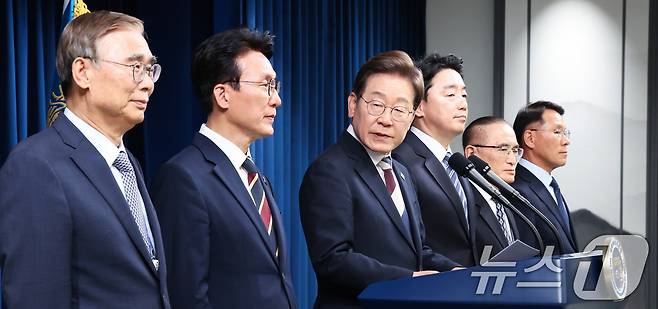 이재명 대통령이 4일 서울 용산구 대통령실 청사 브리핑룸에서 김민석 국무총리 후보자를 소개하고 있다. 이날 국무총리 후보자로는 김민석 국회의원, 국정원장 후보자로는 이종석 전 통일부장관이 지명됐다. 대통령 비서실장으로는 강훈식 국회의원, 안보실장에는 위성락 국회의원이 임명됐고, 경호처장은 황인권 전 육군 대장, 대변인은 강유정 국회의원이 임명됐다. 2025.6.4/뉴스1 ⓒ News1 허경 기자