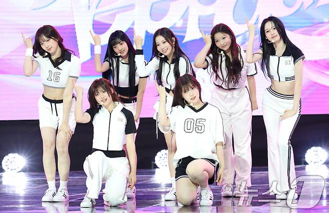 그룹 유스피어(USPEER)의 이 4일 서울 마포구 SBS 프리즘타워에서 가진 첫 싱글 '스피드 존'(SPEED ZONE) 발매 쇼케이스에서 타이틀곡 '텔레파시'(Telepathy)를 선보이고 있다. 2025.6.4/뉴스1 ⓒ News1 권현진 기자