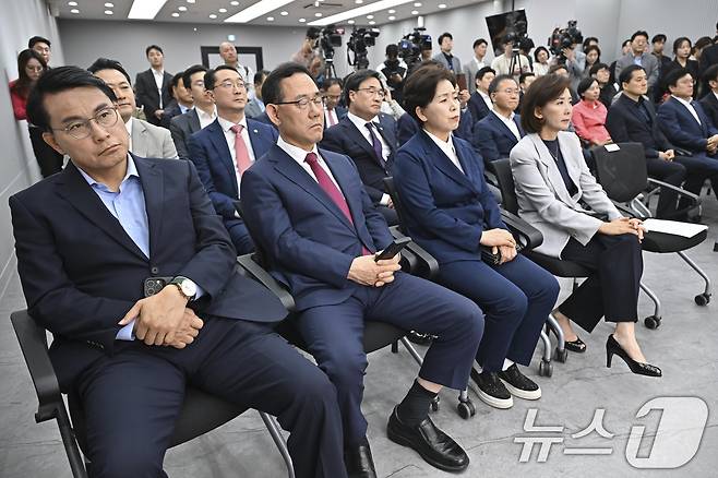 국민의힘 의원들이 4일 서울 여의도 중앙당사에서 열린 제21대 대통령선거 국민의힘 중앙선거대책위원회 해단식에서 김문수 전 대통령 후보의 소감을 듣고 있다. (공동취재) 2025.6.4/뉴스1 ⓒ News1 이광호 기자